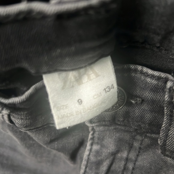 ZARA BOYS DISTRESSED JEAN SIZE 9 (SEE VIDEO) PET & SMOKE FREE - Picture 3 of 4